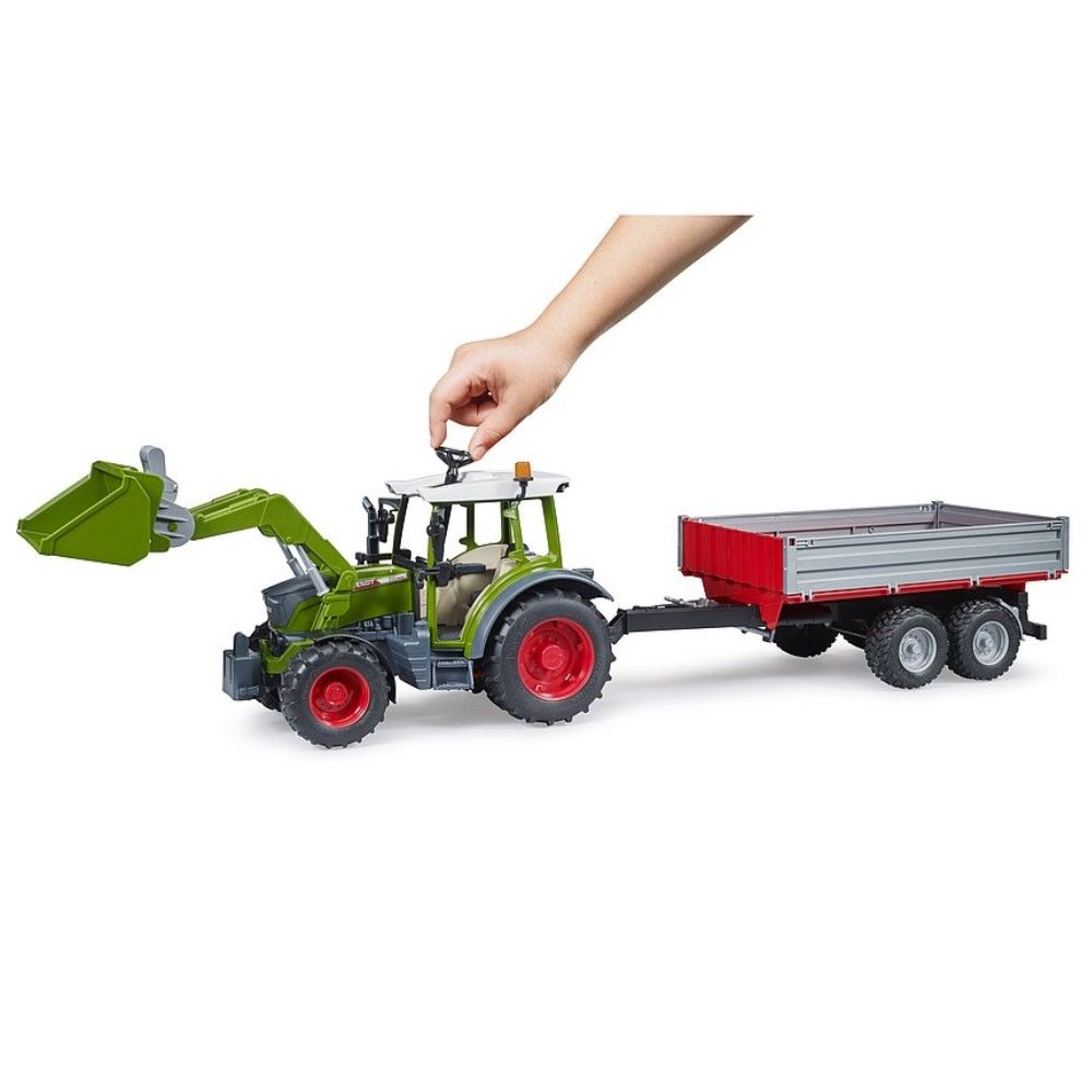 Trator Fendt Vario 211 com pá carregadora e reboque