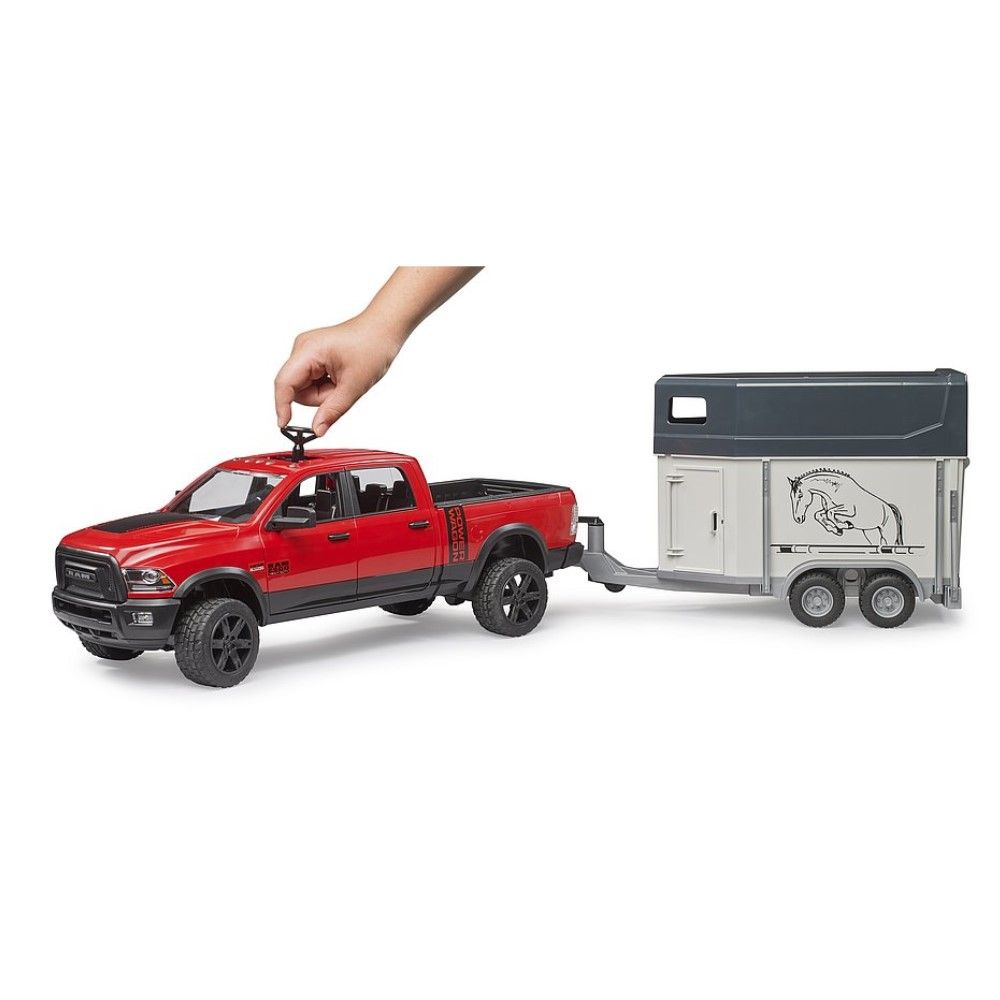 Pick-Up RAM 2500 Power Wagon com Atrelado e Cavalo