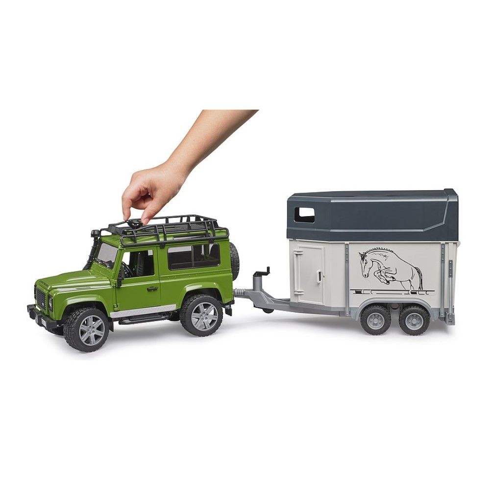 Land Rover Defender com reboque e 1 cavalo