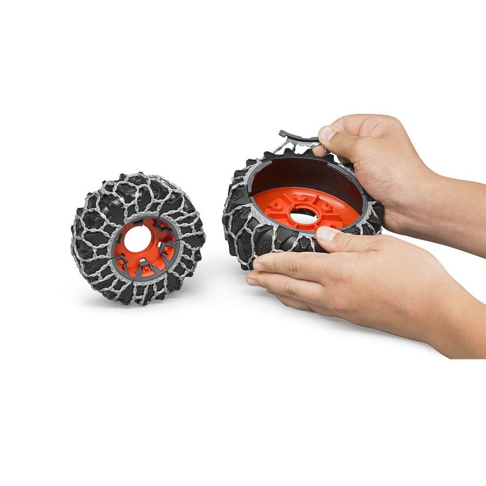 Trator Claas Axion 950 com correntes e pá limpa neves