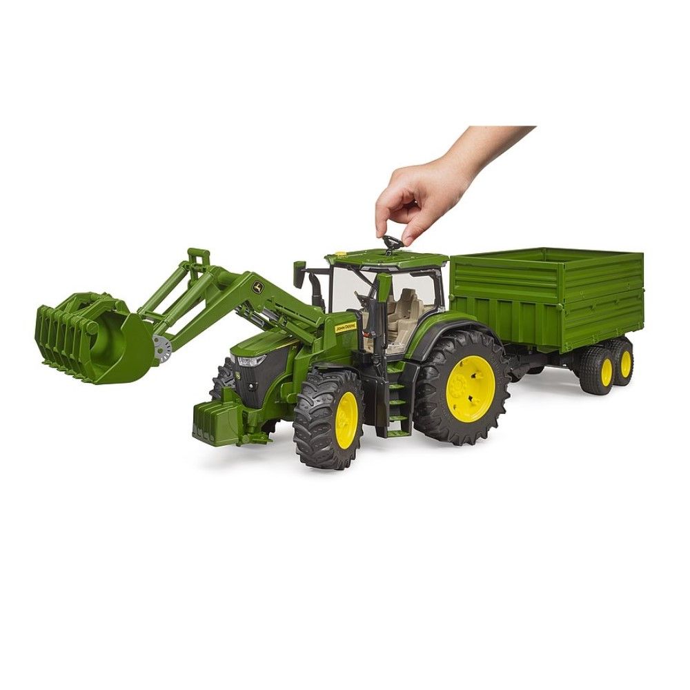 Trator John Deere 7R 350 com pá carregadora e reboque