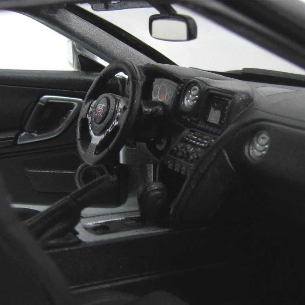 1/18 - Nissan GT-R 2009 (cinza)