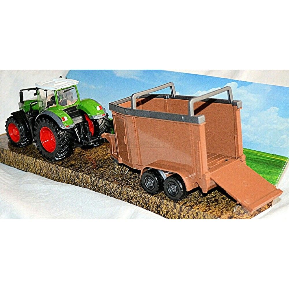 Tractor Fendt 1000 Vario Tractor com atrelado transportador de gado
