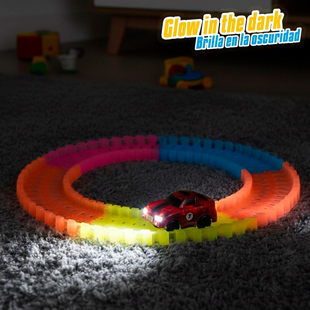 Pista com carro que brilha no escuro