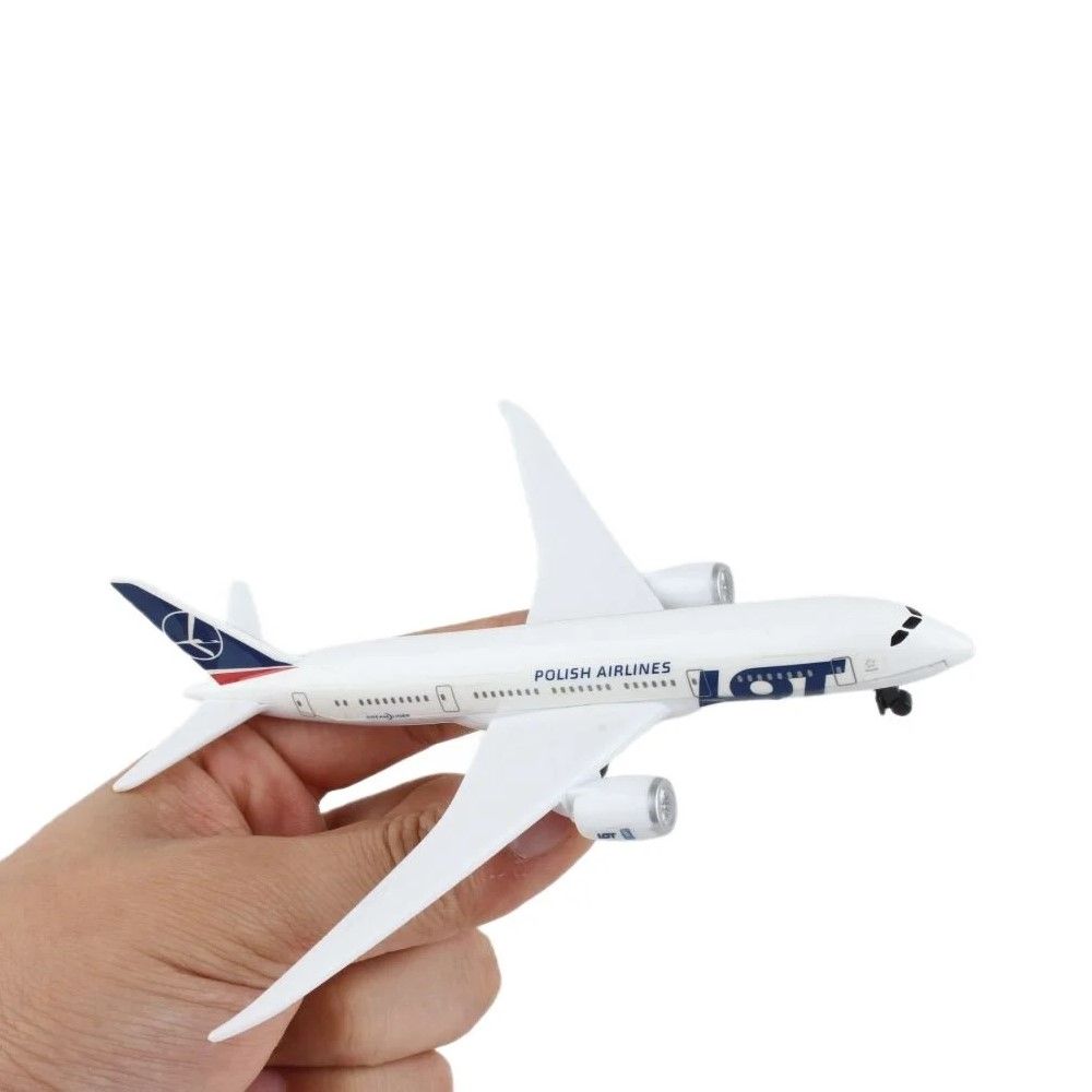 Avião LOT Polish Airlanes B787