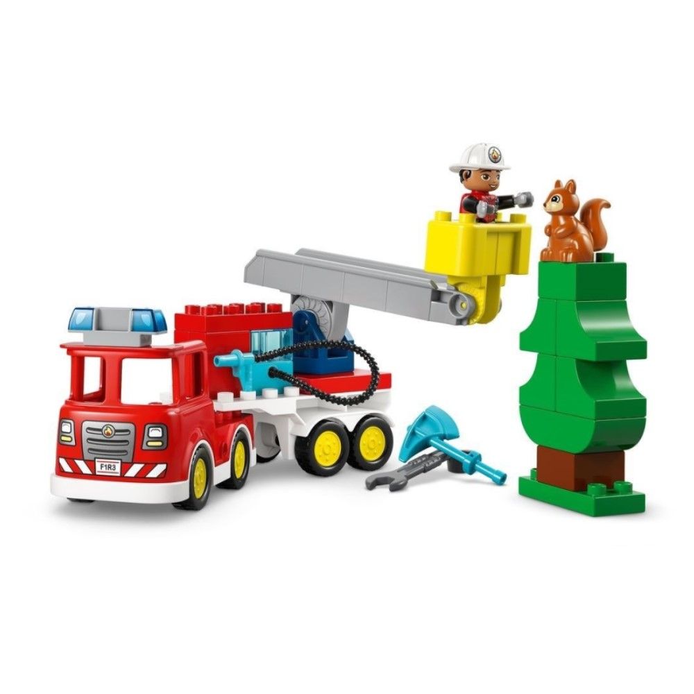 Camião dos Bombeiros com Mangueira e Bombeiro