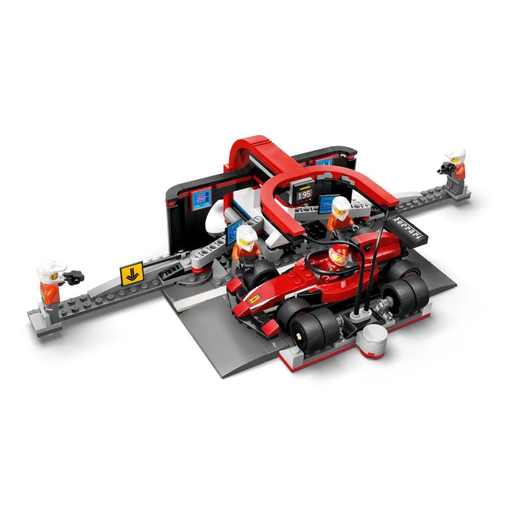 Boxe de F1 e Equipa da Boxe com Carro da Ferrari