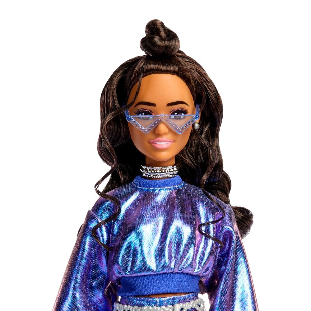 Barbie Fashionista Deluxe com vestido azul metalizado