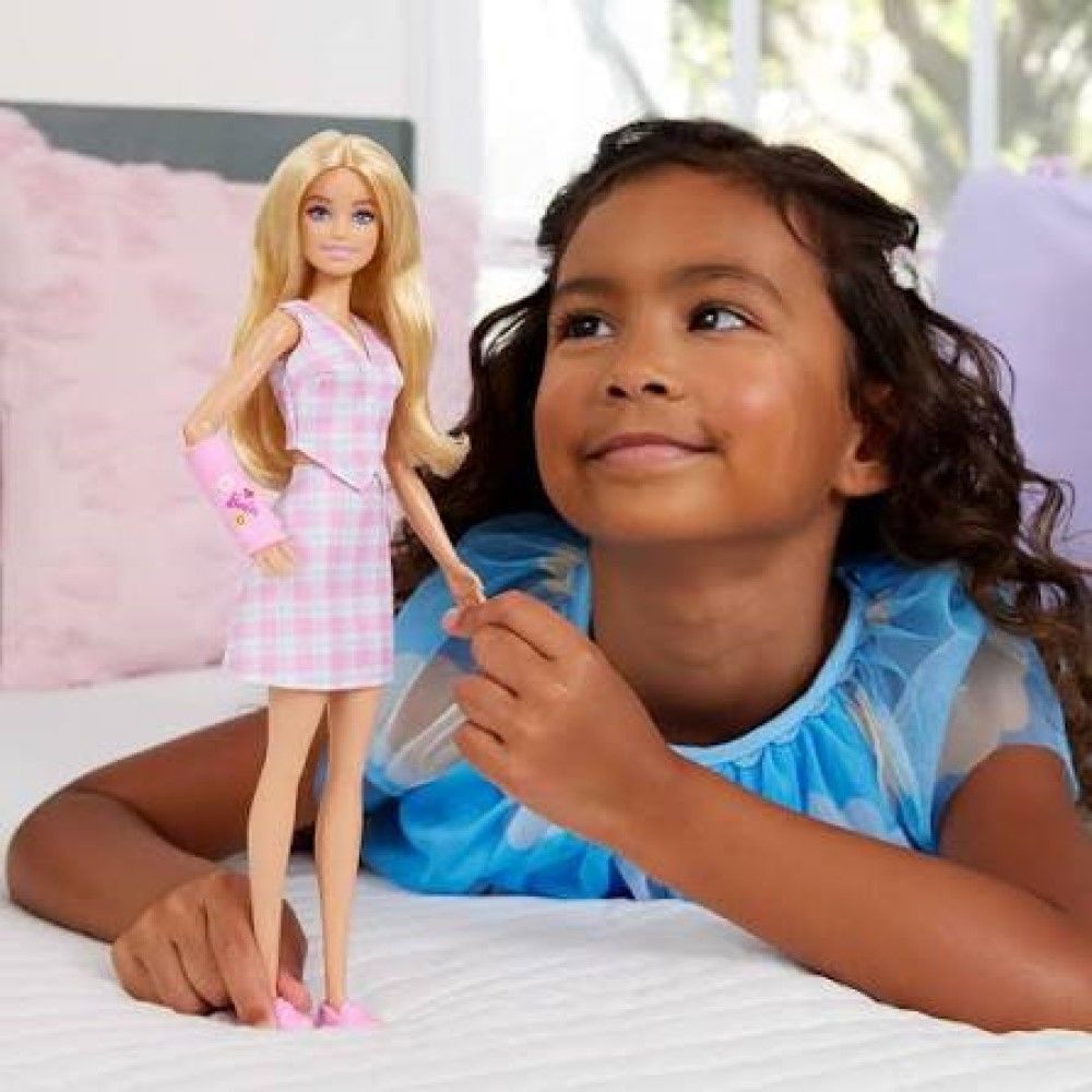 Barbie Fashionista c/ gesso no braço