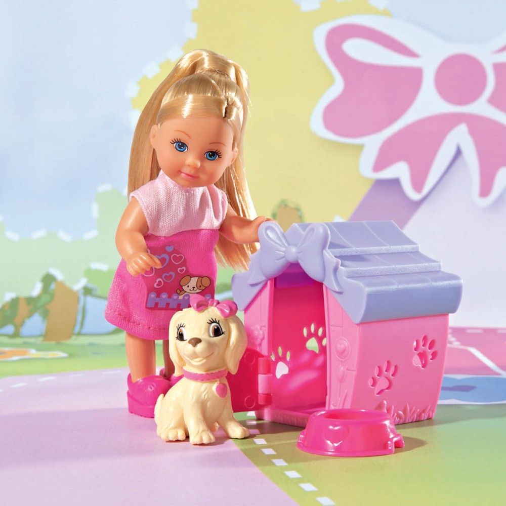 Evi com cachorro e casota