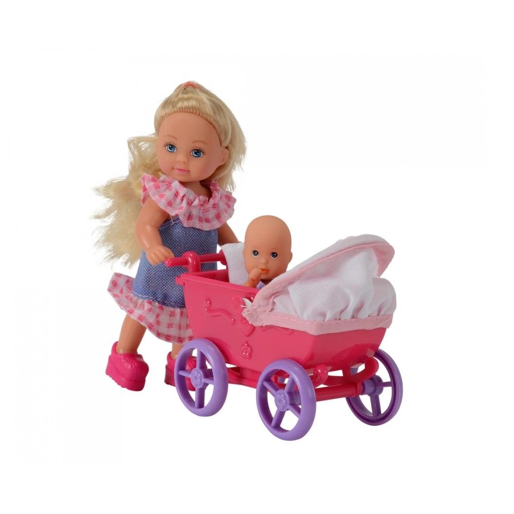 Evi passeia o bebé no seu carrinho
