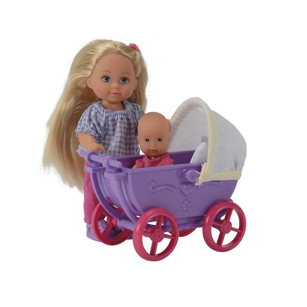 Evi passeia o bebé no seu carrinho